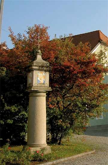 ein kleiner Uhrturm vor einem Gebäude
