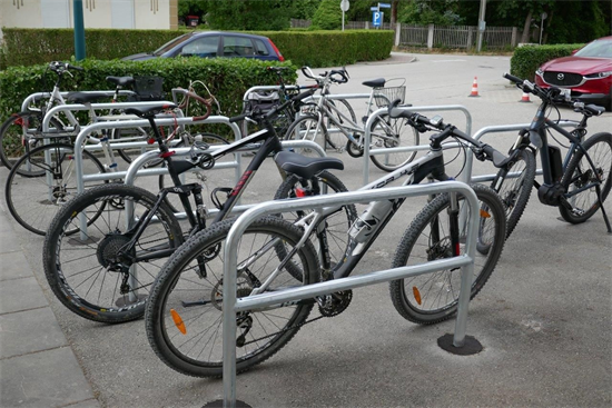 ein Fahrrad, das auf einem Bürgersteig geparkt ist
